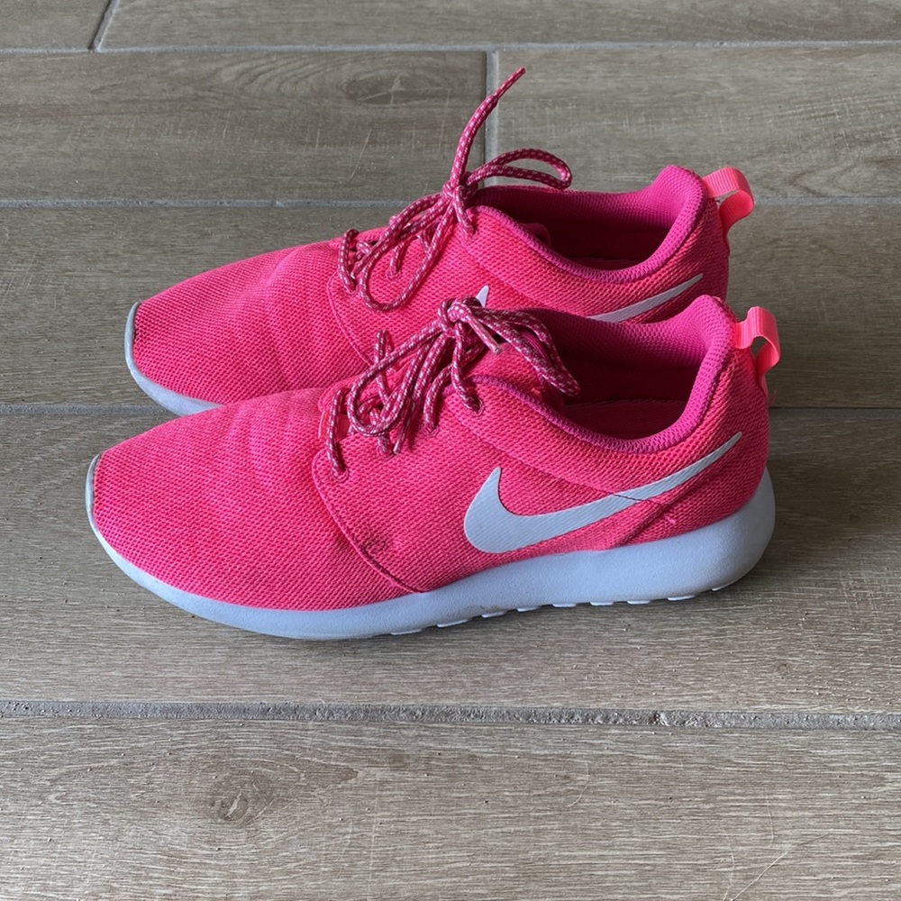 Nike Hot Pink Roshe Sneakers Size: 9 - Picture 5 of 7